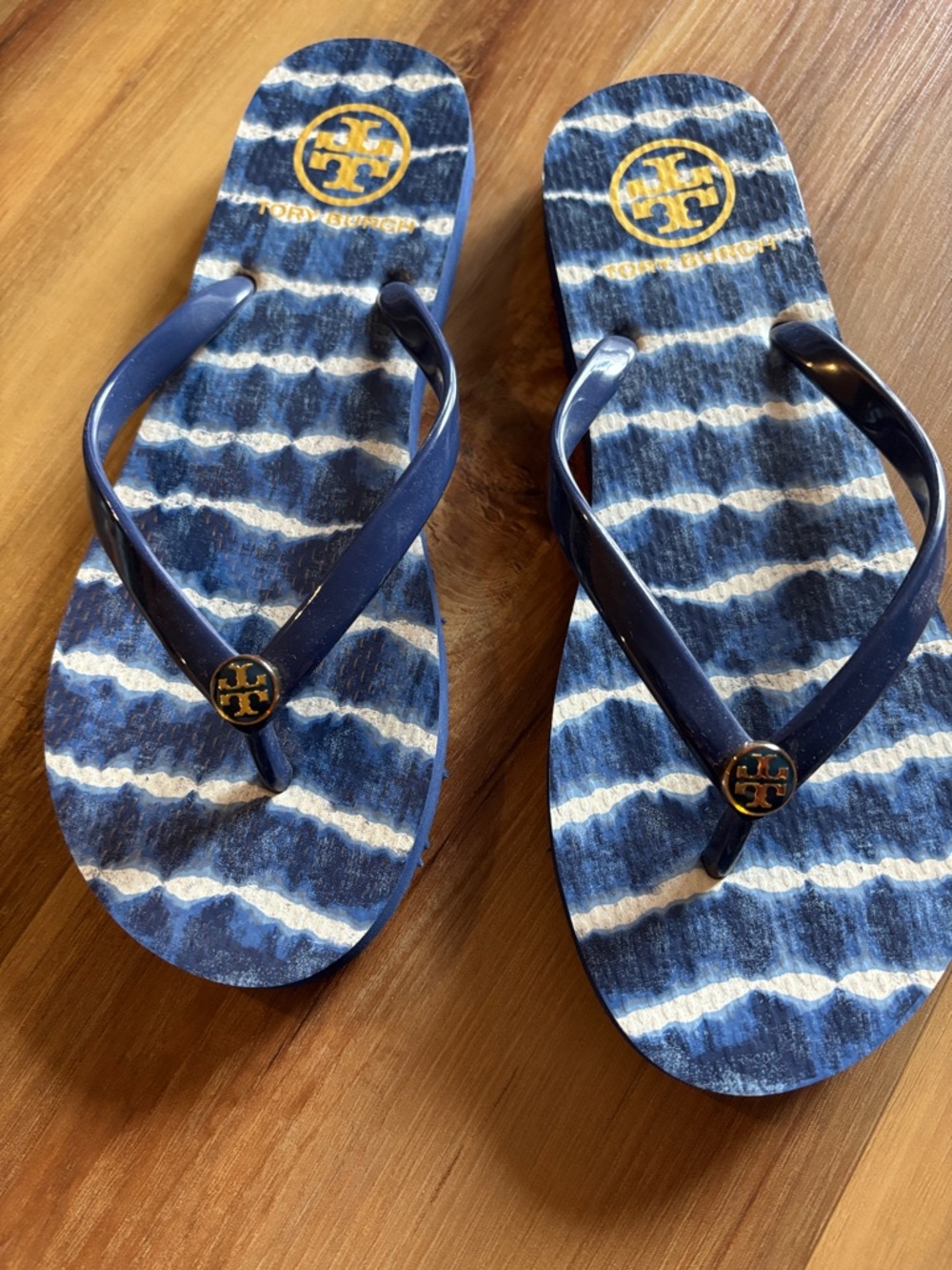 Tory Burch Navy and White Tie-Dye Flip Flops with Gold Emblem size 7 - Picture 3 of 3